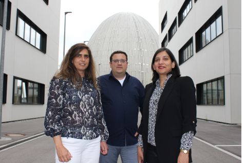 Die Data Evaluation Group besteht aus einem Team von Wissenschaftler:innen mit langjähriger Erfahrung in der Forschung an Neutronen- und Röntgeninstrumenten (v.l.): Dr. Joana Rebelo Kornmeier, Dr. Christian Stieghorst und Dr. Neelima Paul. © MLZ Gruppenbild Data Evaluation 2:3